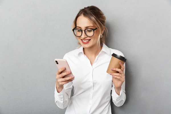 Ritratto di donna d'affari felice con gli occhiali in mano smartpho — Foto Stock