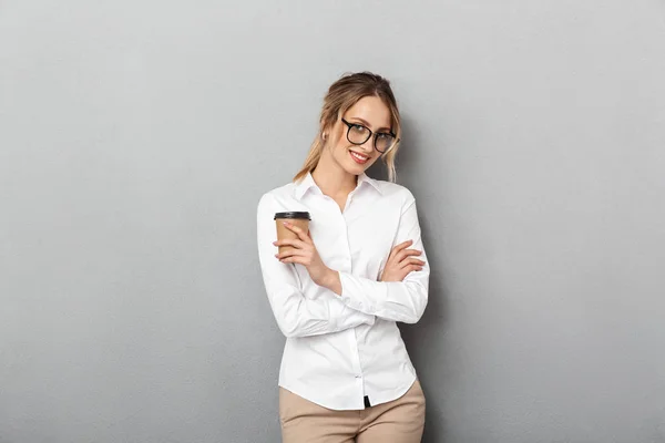 Portrait of attractive businesswoman wearing glasses drinking co — Stock Photo, Image