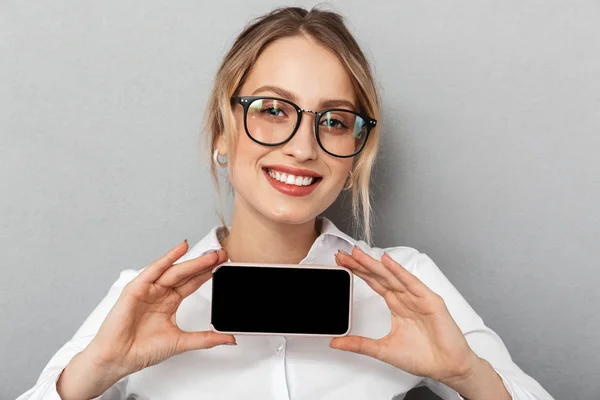 Portrét rozkošný podnikatelka brýle s úsměvem a h — Stock fotografie