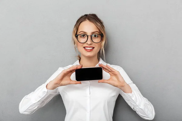 Retrato de hermosa mujer de negocios con gafas sonrientes y — Foto de Stock