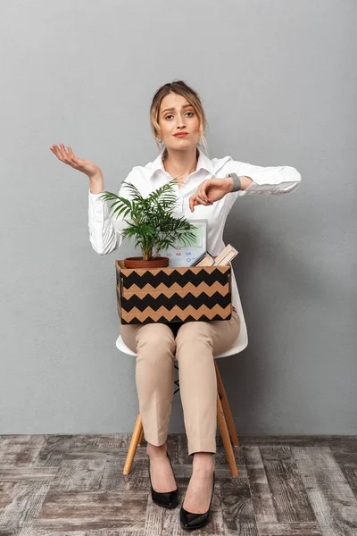 Retrato de mujer caucásica sosteniendo caja con pertenencias de oficina w — Foto de Stock