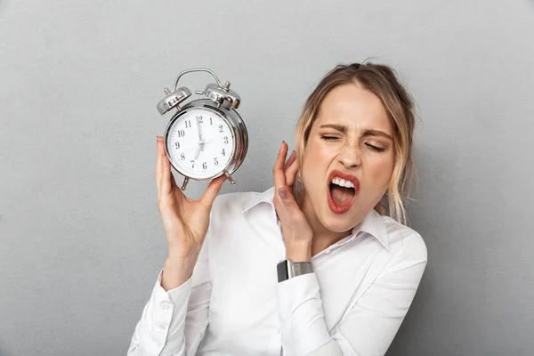 Portrait of annoyed businesswoman screaming and holding alarm cl — Stock Photo, Image