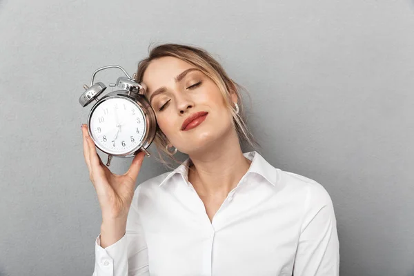 Retrato de mujer de negocios hermosa sonriendo y sosteniendo la alarma cl —  Fotos de Stock