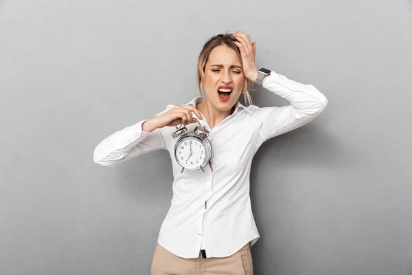Retrato de la mujer de negocios irritada gritando y manteniendo la alarma — Foto de Stock