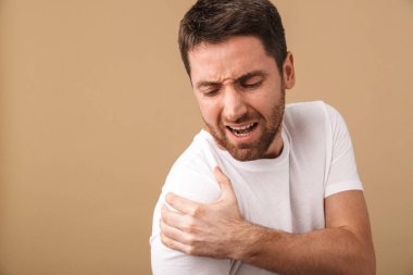 Yorgun bir genç adam portresi