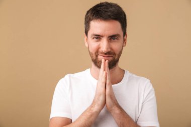 Duran genç gülümseyen bir adam portresi