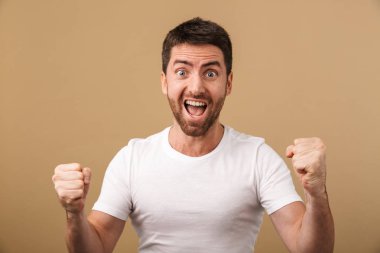 Neşeli bir genç adam ayakta portresi