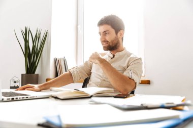 Modern ciddi insan 30'lu giyen beyaz gömlek çalışma görüntü