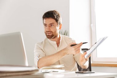 Konsantre office adam 30'lu giyen bir beyaz gömlek l kullanarak görüntü