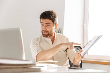 Başarılı office çalışan 30'lu yaşlarda beyaz gömlek giyiyor kullanarak görüntü 