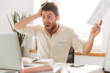La kullanarak şok office çalışan 30'lu giyen beyaz gömlek, görüntü