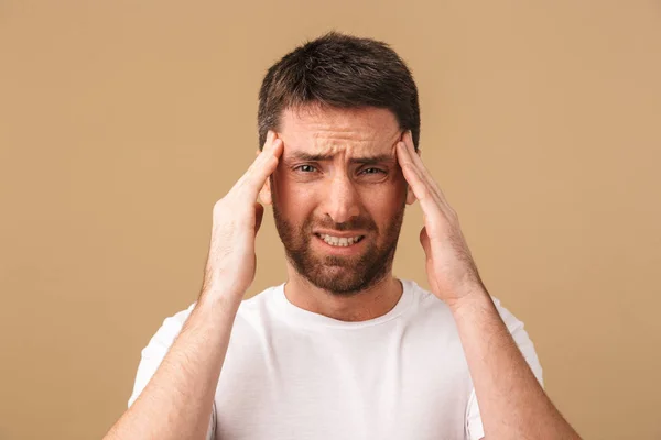 Portrét unavený mladý muž trpí bolestí hlavy — Stock fotografie