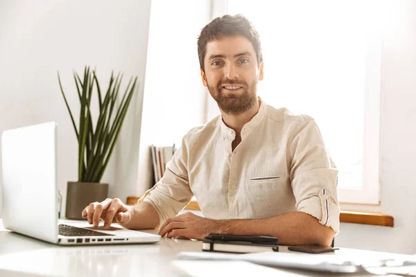 Porträt eines geschäftstüchtigen Mannes in weißem Hemd — Stockfoto