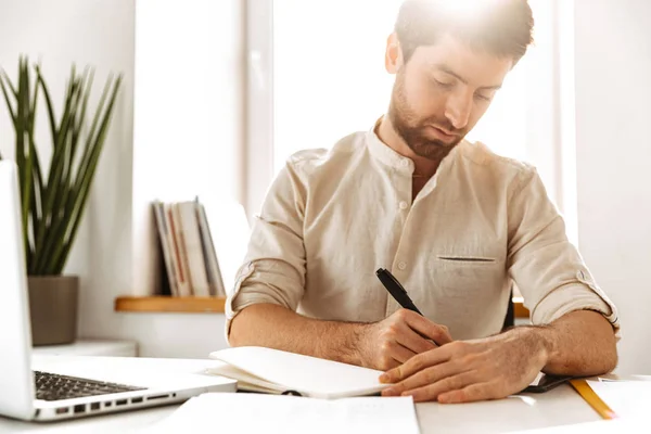 Afbeelding van jonge zakenman 30s dragen witte shirt werken met — Stockfoto