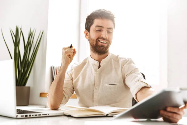 Retrato de un alegre hombre de negocios de 30 años con camisa blanca trabajando — Foto de Stock