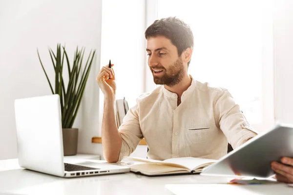 Retrato de feliz hombre de negocios de 30 años con camisa blanca worki — Foto de Stock