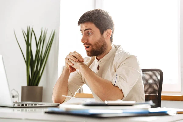 Imagen del empresario emocionado de 30 años con camisa blanca trabajando ingenio —  Fotos de Stock