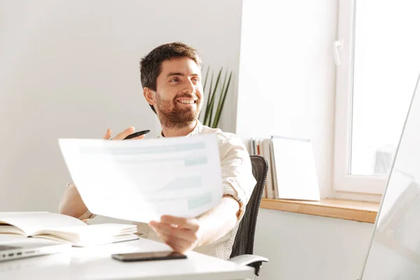 Imagen de hombre de oficina de negocios de 30 años con camisa blanca usando l — Foto de Stock