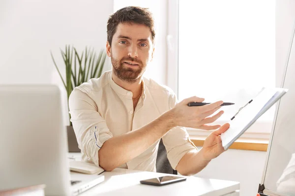 Obrázek úspěšné office chlap 30s nosit bílou košili pomocí lap — Stock fotografie