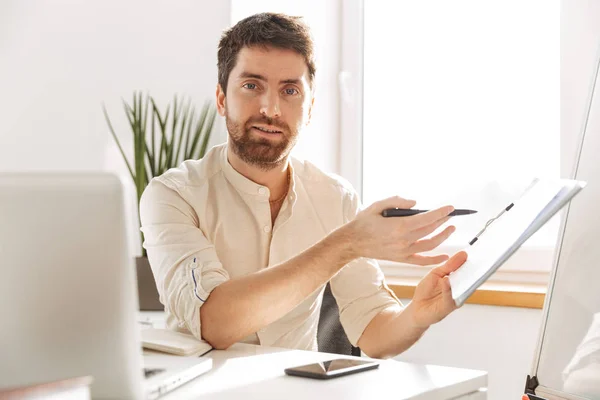 Bilden av framgångsrika office kille 30s bär vit skjorta med varv — Stockfoto