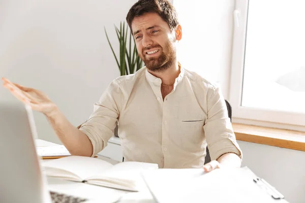 Imagen de un oficinista infeliz de 30 años usando camisa blanca usando falda — Foto de Stock