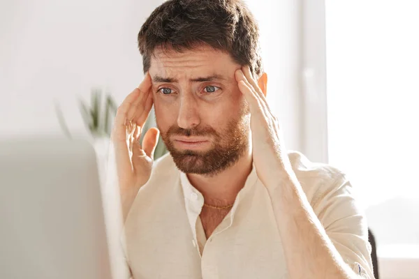 Imagen del trabajador de oficina desconcertado de 30 años usando camisa blanca usando regazo — Foto de Stock