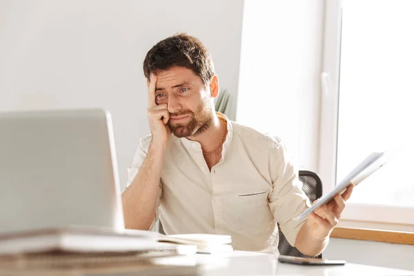 Imagen del trabajador de oficina disgustado de 30 años usando camisa blanca usando — Foto de Stock