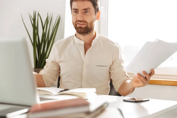 Image of caucasian office worker 30s wearing white shirt, using — Stock Photo, Image