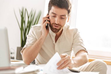 Yakışıklı işadamı 30'lu giyen beyaz gömlek üzerinde konuşma görüntü