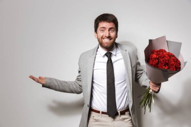 Resmi kıyafetler çiçek tutan beyaz duvar arka plan üzerinde izole iş adamı.