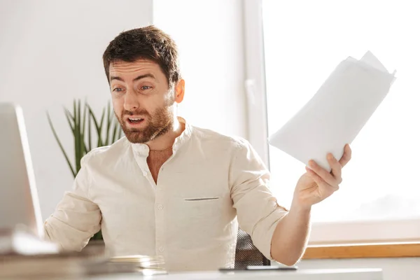 Foto van gefrustreerd kantoormedewerker 30s dragen witte shirt, met behulp van — Stockfoto