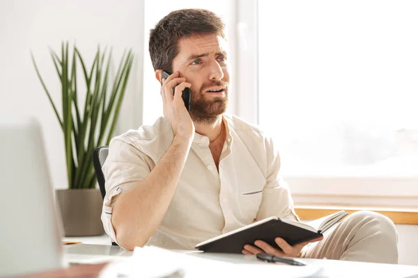 Imagen de hombre de negocios de 30 años usando camisa blanca usando smartpho — Foto de Stock