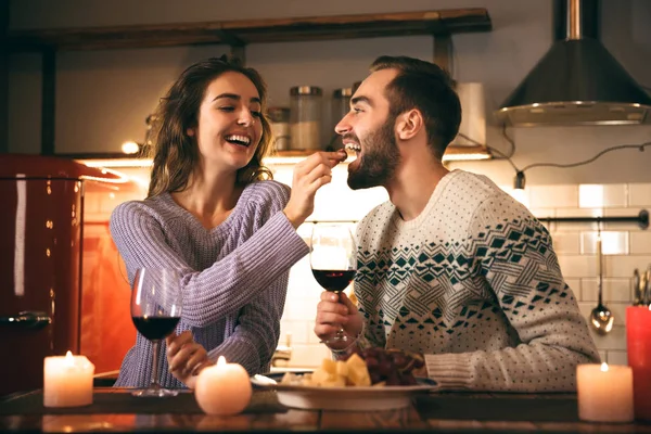 Hermosa feliz joven pareja — Foto de Stock