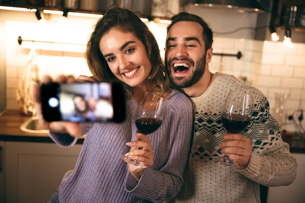 Schönes glückliches junges Paar — Stockfoto