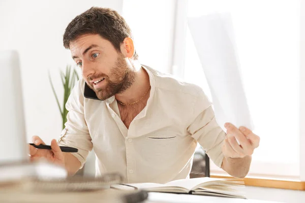 Imagen de un hombre de negocios serio de 30 años con camisa blanca hablando en — Foto de Stock