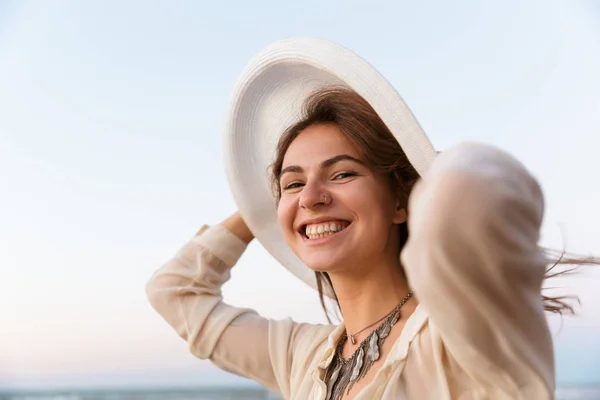 Imagen de mujer alegre 20s en verano sombrero de paja sonriendo, mientras w —  Fotos de Stock