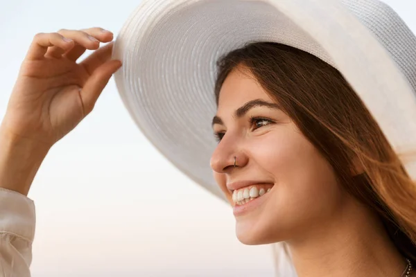 Imagen de mujer alegre 20s en verano sombrero de paja sonriendo, mientras wal —  Fotos de Stock