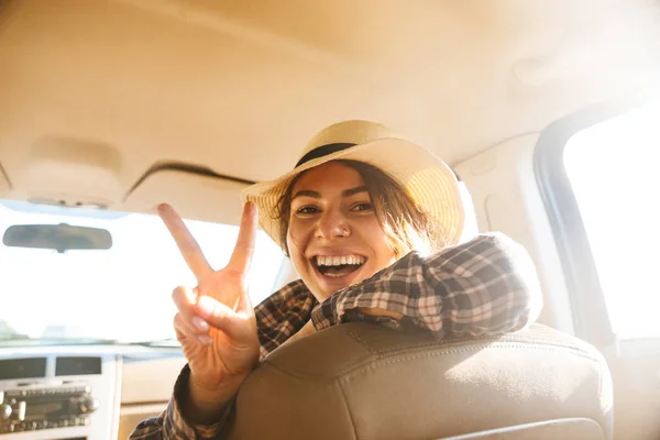 Imagen de una mujer feliz de 20 años con sombrero de paja riendo, mientras cabalgaba — Foto de Stock