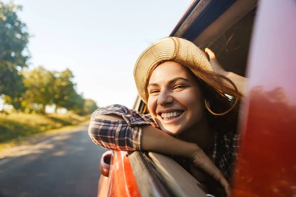 Bild av glada kvinna 20s bär stråhatt leende och ser — Stockfoto