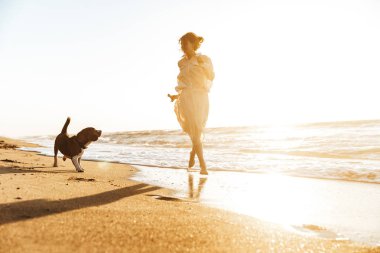 Pozitif kadın 20'li yaşlarda görüntüsünü yürürken onu köpekle oynamayı 