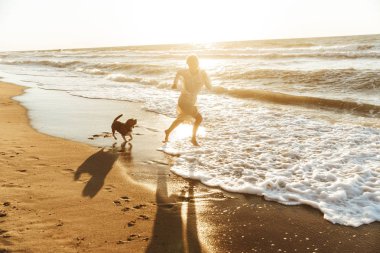 Memnun kadın 20'li yaşlarda görüntüsünü sahil t tarafından onun köpeği ile çalışan
