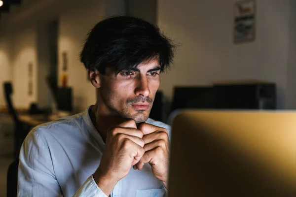 Retrato de um empresário concentrado confiante trabalhando — Fotografia de Stock