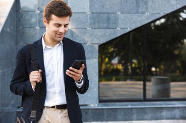 Takım elbise giymiş yakışıklı genç iş adamı