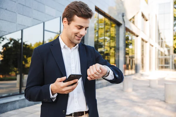 Joven hombre de negocios guapo usando traje — Foto de Stock