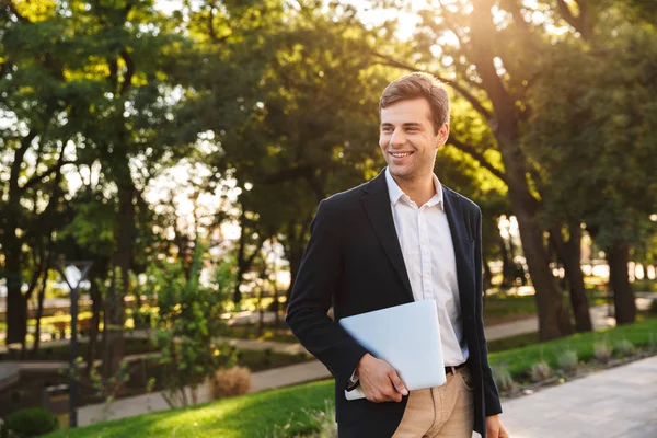 Confident business man walking outdoors — Stock Photo, Image
