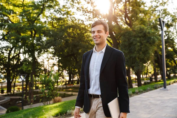 Confident business man walking outdoors — Stock Photo, Image