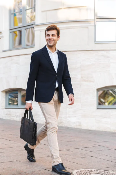 Joven hombre de negocios confiado llevando bolsa — Foto de Stock