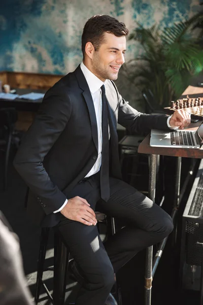 Όμορφος νεαρός επιχειρηματίας στην επίσημη ρούχα σε εσωτερικούς χώρους σε καφέ που χρησιμοποιούν φορητό υπολογιστή. — Φωτογραφία Αρχείου
