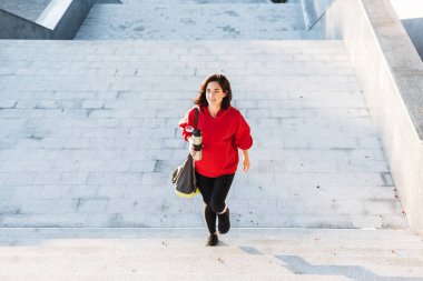 Bir hoodie yürüyüş giyen genç sporcumuz gülümseyen