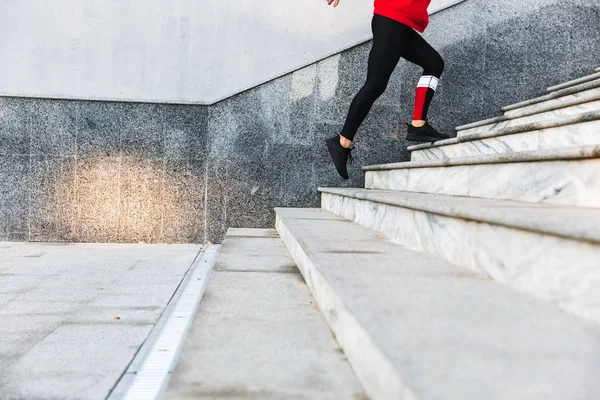 Selbstbewusste junge Sportlerin — Stockfoto